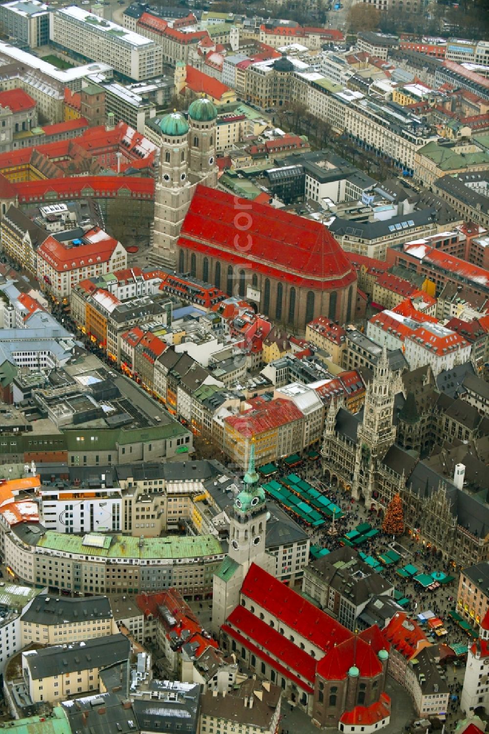 München from the bird's eye view: Christmassy market event grounds and sale huts and booths on Marienplatz in the district Zentrum in Munich in the state Bavaria, Germany