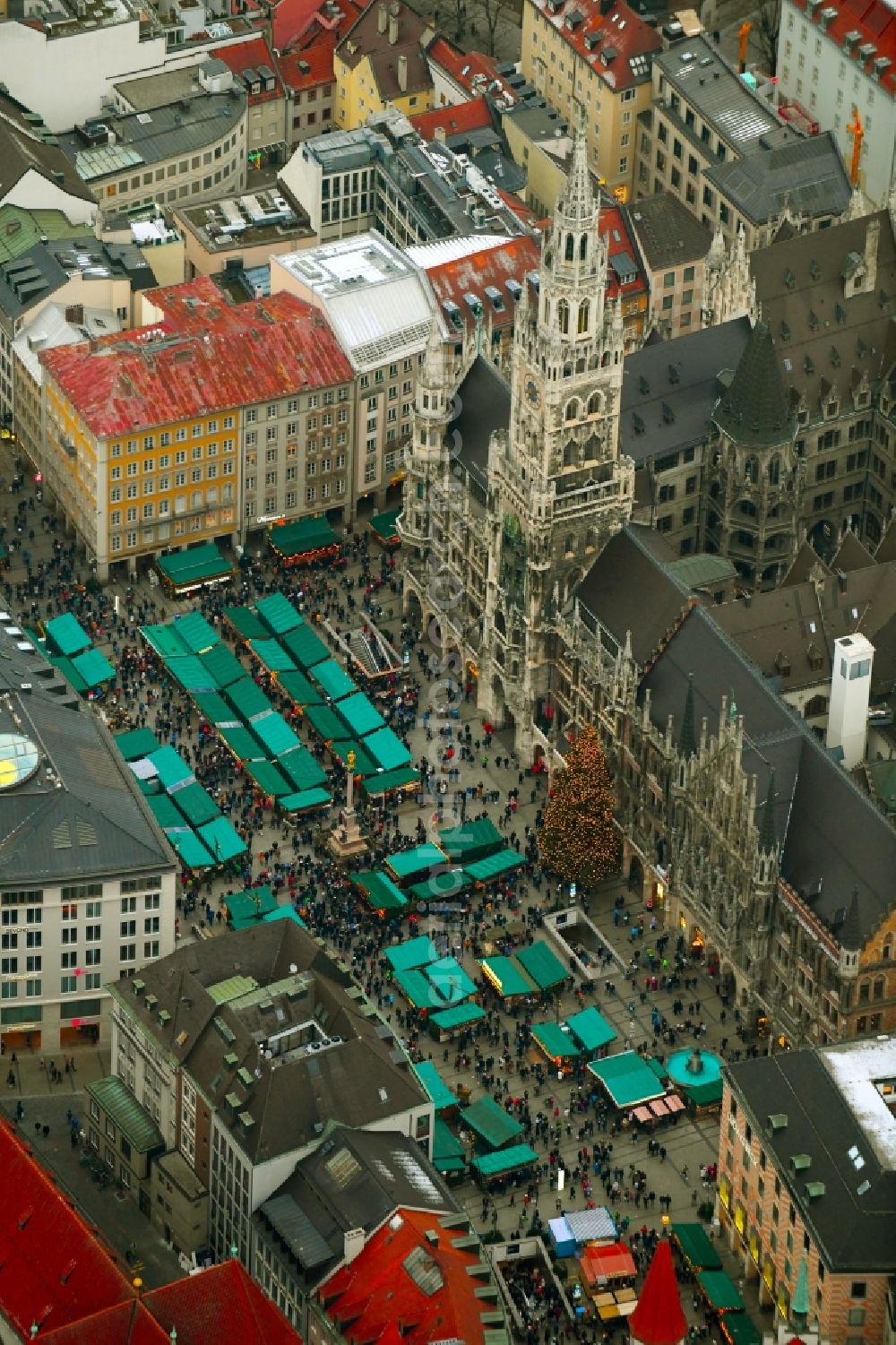 Aerial image München - Christmassy market event grounds and sale huts and booths on Marienplatz in the district Zentrum in Munich in the state Bavaria, Germany