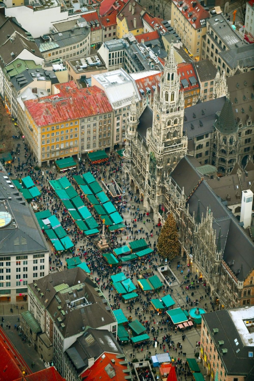 Aerial photograph München - Christmassy market event grounds and sale huts and booths on Marienplatz in the district Zentrum in Munich in the state Bavaria, Germany