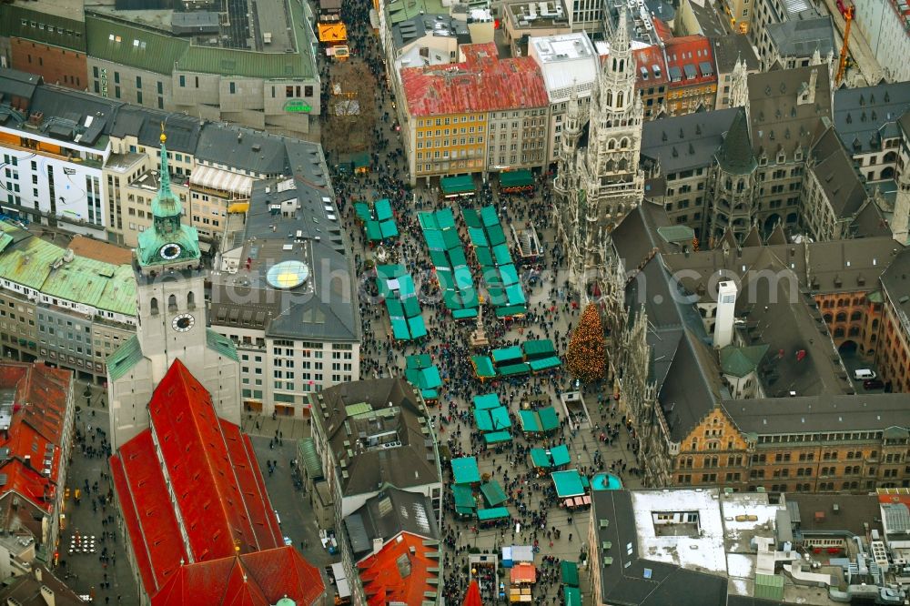 München from above - Christmassy market event grounds and sale huts and booths on Marienplatz in the district Zentrum in Munich in the state Bavaria, Germany