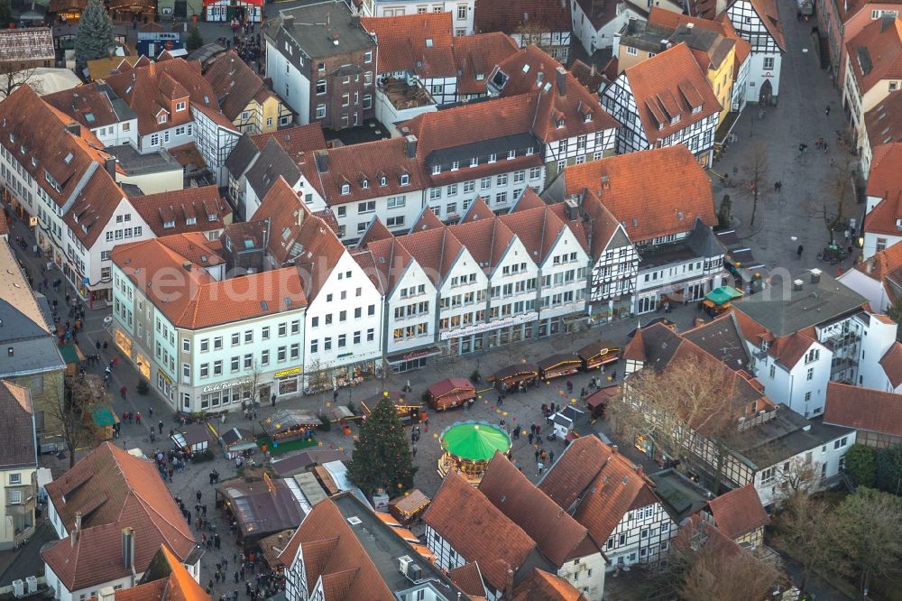 Soest from above - Christmassy market event grounds and sale huts and booths on Markt in Soest in the state North Rhine-Westphalia, Germany