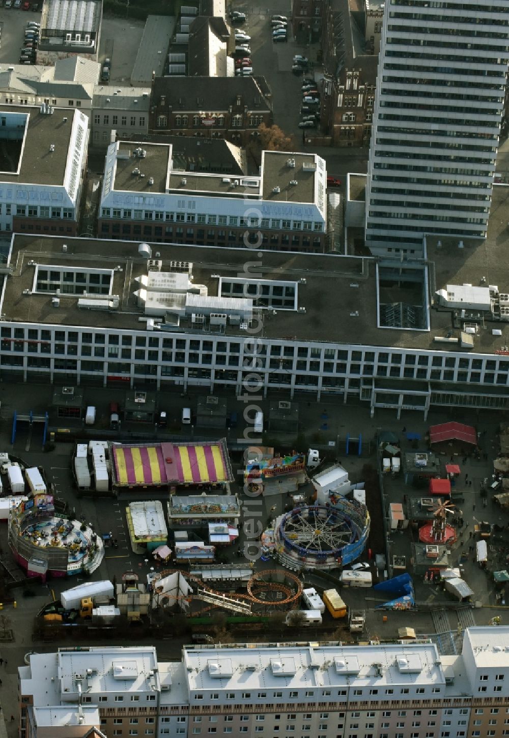 Aerial photograph Frankfurt (Oder) - Christmassy market event grounds and sale huts and booths am Marktplatz in Frankfurt (Oder) in the state Brandenburg