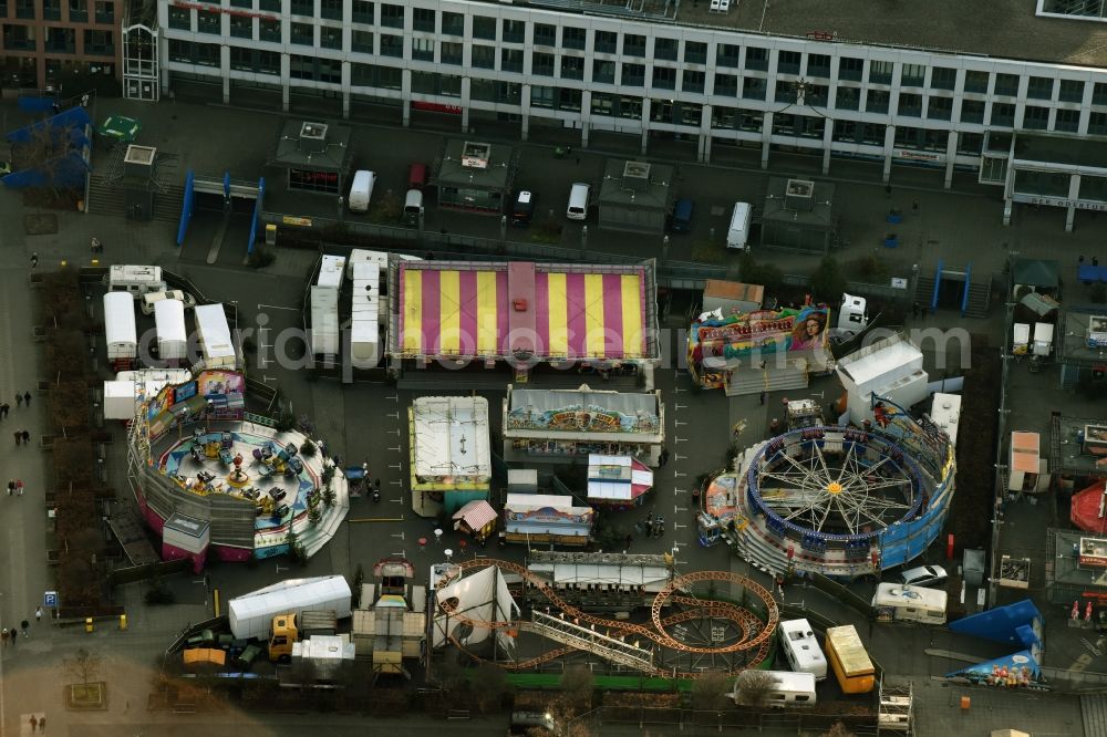 Frankfurt (Oder) from the bird's eye view: Christmassy market event grounds and sale huts and booths am Marktplatz in Frankfurt (Oder) in the state Brandenburg