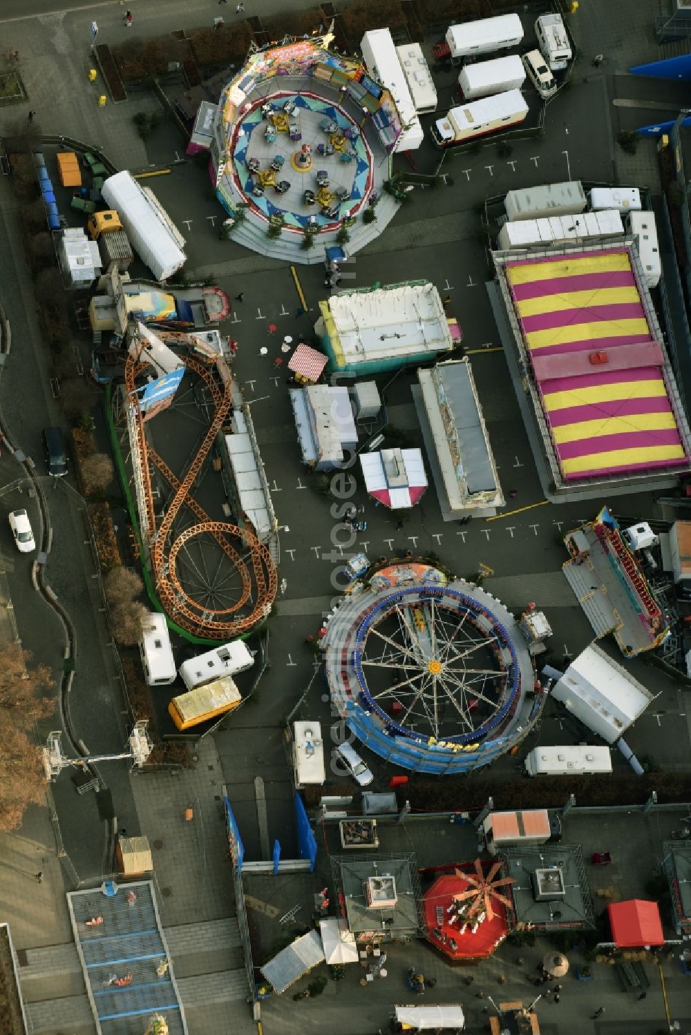 Aerial photograph Frankfurt (Oder) - Christmassy market event grounds and sale huts and booths am Marktplatz in Frankfurt (Oder) in the state Brandenburg