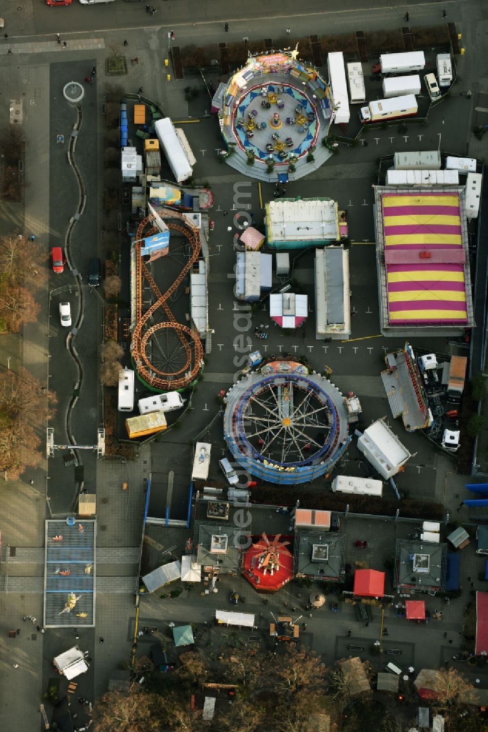 Frankfurt (Oder) from above - Christmassy market event grounds and sale huts and booths am Marktplatz in Frankfurt (Oder) in the state Brandenburg