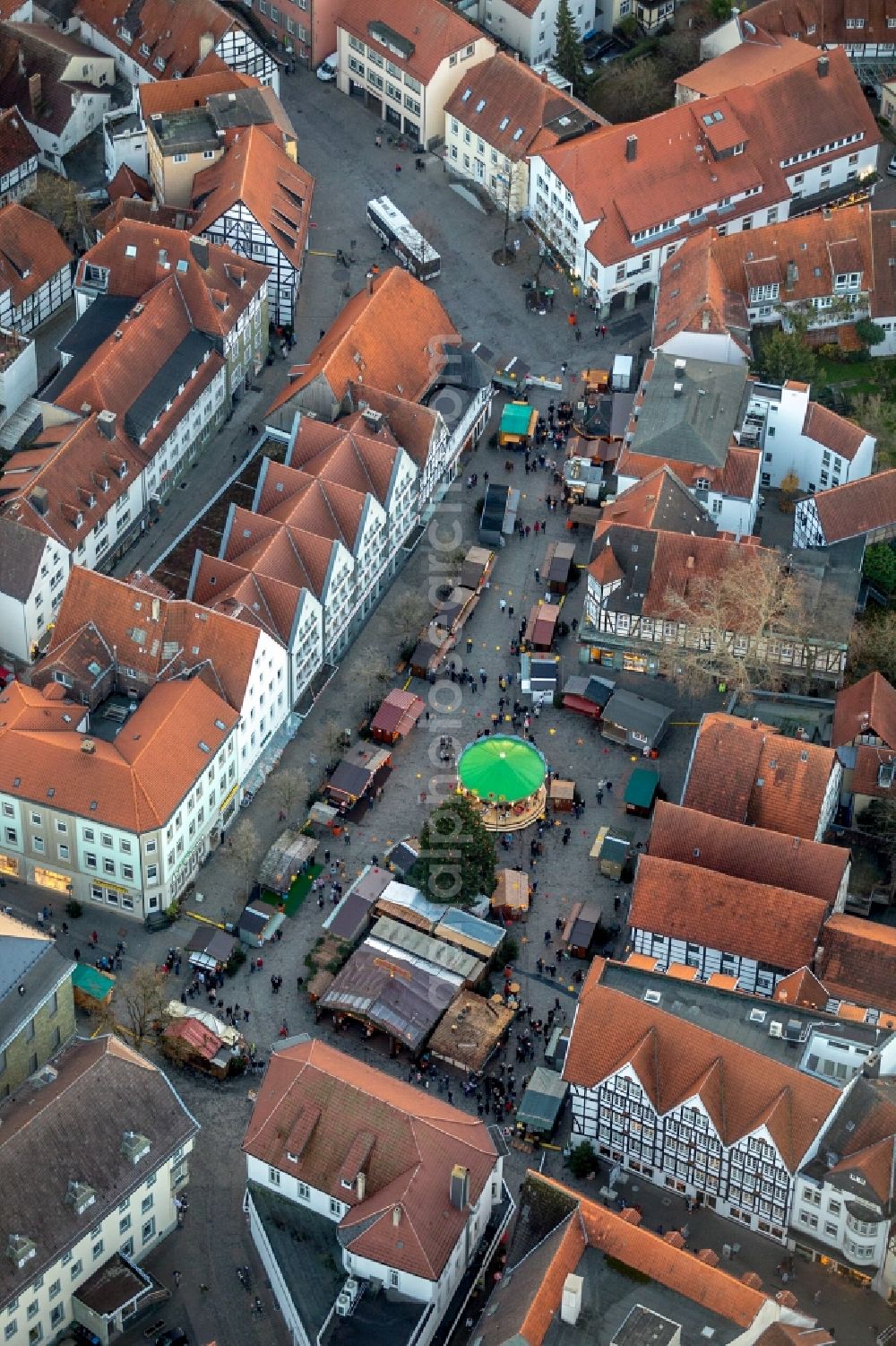 Soest from above - Christmassy market event grounds and sale huts and booths on Petrikirchhof in Soest in the state North Rhine-Westphalia, Germany