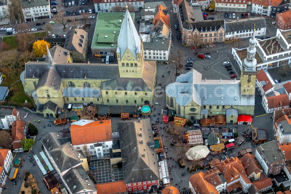 Aerial image Soest - Christmassy market event grounds and sale huts and booths on Petrikirchhof in Soest in the state North Rhine-Westphalia, Germany