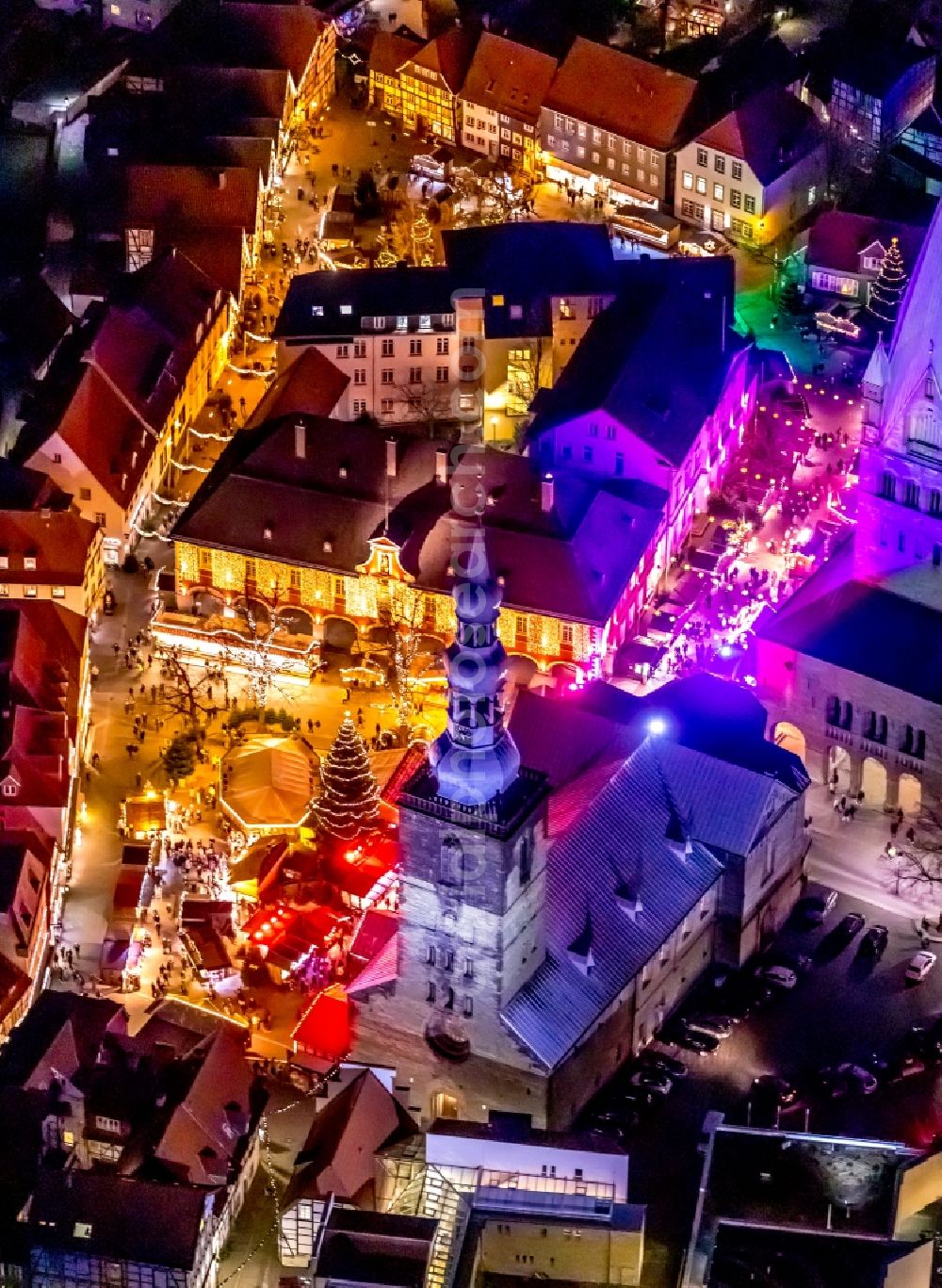 Aerial photograph Soest - Christmassy market event grounds and sale huts and booths on Petrikirchhof in Soest in the state North Rhine-Westphalia, Germany