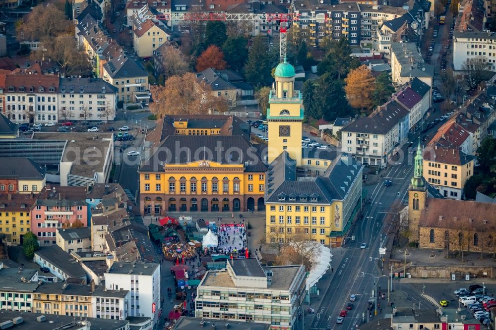 Aerial image Witten - Christmassy market event grounds and sale huts and booths on Rathausplatz in Witten in the state North Rhine-Westphalia, Germany