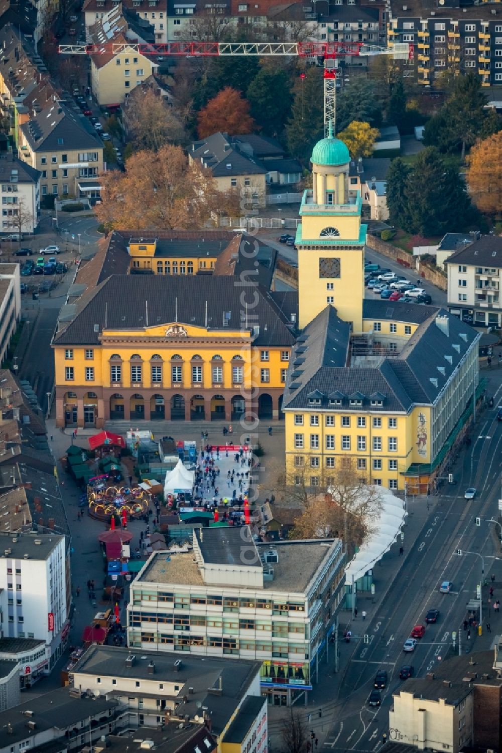 Witten from above - Christmassy market event grounds and sale huts and booths on Rathausplatz in Witten in the state North Rhine-Westphalia, Germany