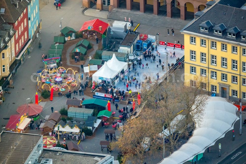 Witten from the bird's eye view: Christmassy market event grounds and sale huts and booths on Rathausplatz in Witten in the state North Rhine-Westphalia, Germany