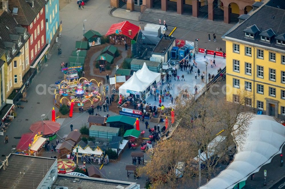 Aerial image Witten - Christmassy market event grounds and sale huts and booths on Rathausplatz in Witten in the state North Rhine-Westphalia, Germany