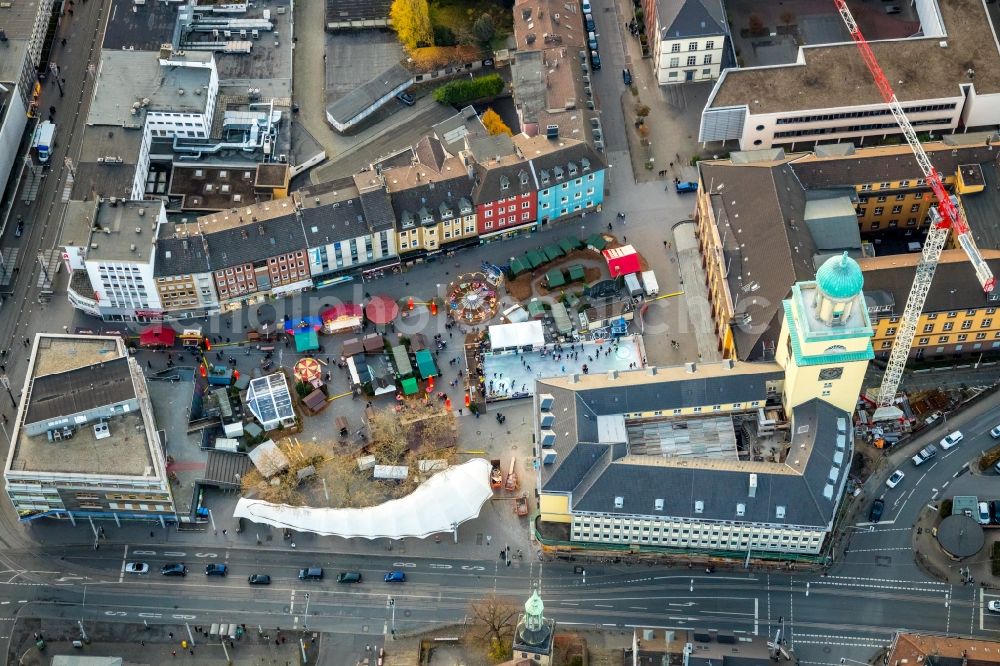 Aerial photograph Witten - Christmassy market event grounds and sale huts and booths on Rathausplatz in Witten in the state North Rhine-Westphalia, Germany