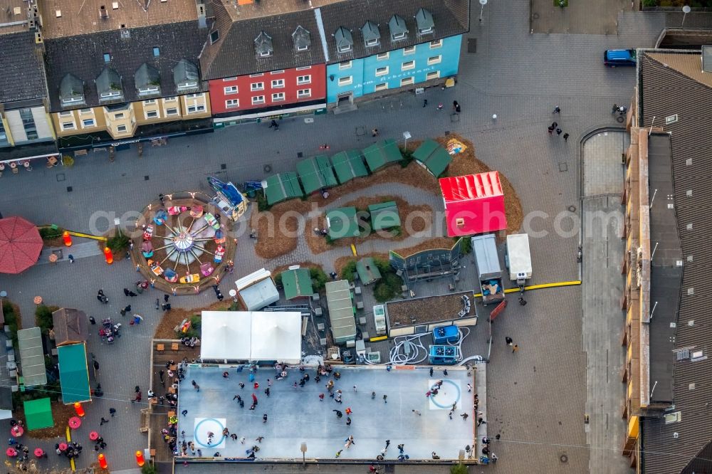 Witten from above - Christmassy market event grounds and sale huts and booths on Rathausplatz in Witten in the state North Rhine-Westphalia, Germany