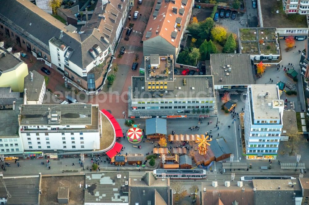 Witten from the bird's eye view: Christmassy market event grounds and sale huts and booths on Rathausplatz in Witten in the state North Rhine-Westphalia, Germany