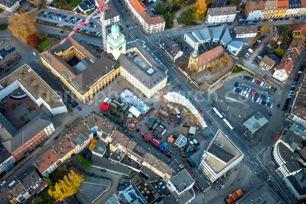 Aerial image Witten - Christmassy market event grounds and sale huts and booths on Rathausplatz in Witten in the state North Rhine-Westphalia, Germany