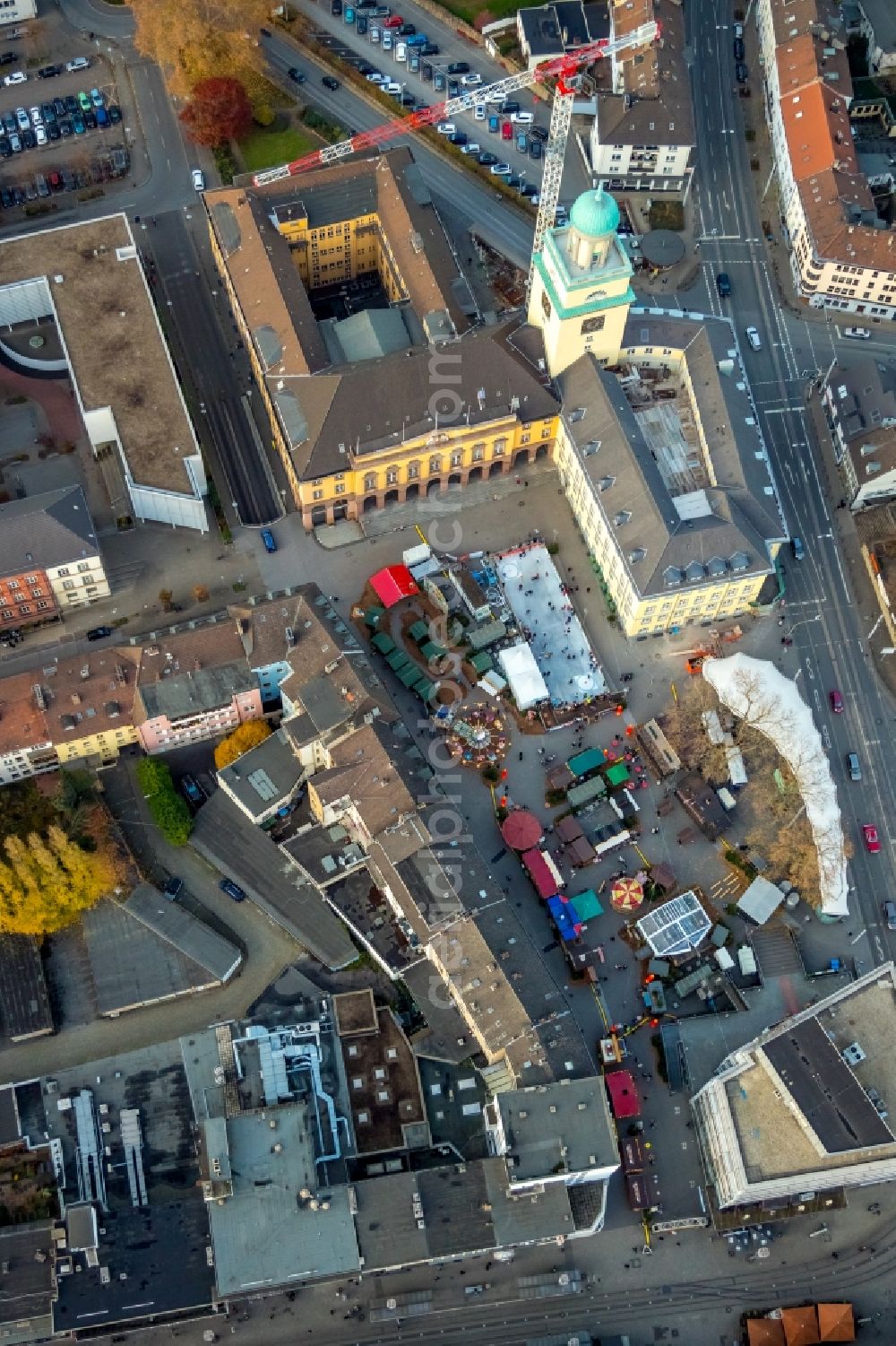 Aerial photograph Witten - Christmassy market event grounds and sale huts and booths on Rathausplatz in Witten in the state North Rhine-Westphalia, Germany