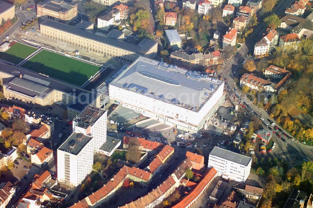 Weimar from above - : Blick auf das Weimarer Atrium, das neue Einkaufszentrum. Der grüne Platz davor ist der Weimarplatz und das obere Gebäude ist das Landesverwaltungsamt