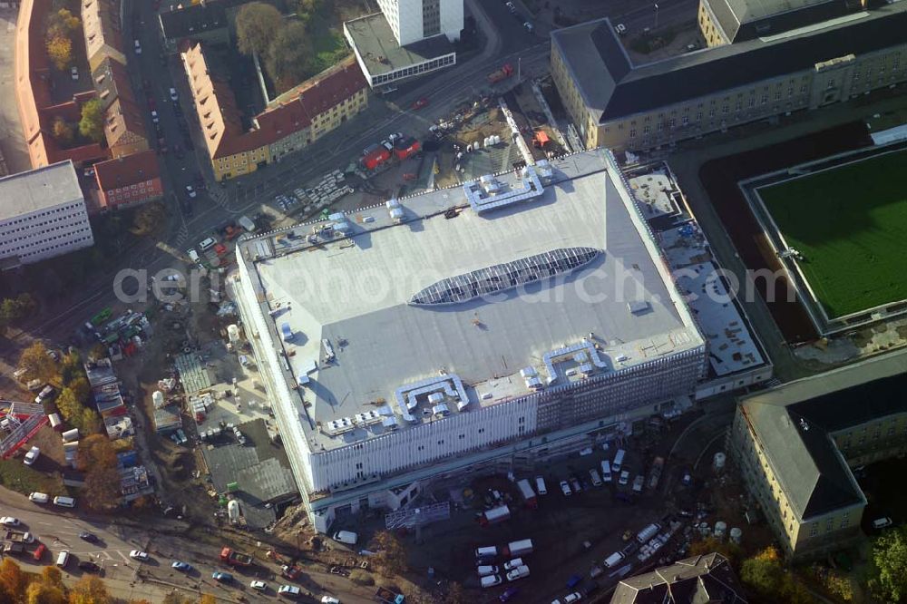 Aerial image Weimar - : Blick auf das Weimarer Atrium, das neue Einkaufszentrum. Der grüne Platz davor ist der Weimarplatz und das obere Gebäude ist das Landesverwaltungsamt