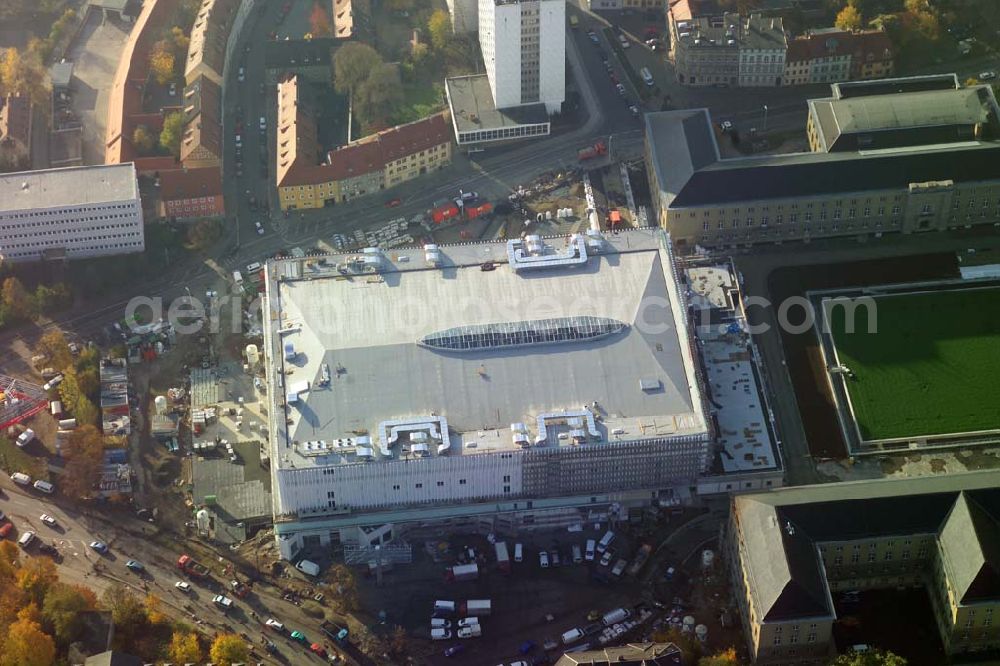 Aerial photograph Weimar - : Blick auf das Weimarer Atrium, das neue Einkaufszentrum. Der grüne Platz davor ist der Weimarplatz und das obere Gebäude ist das Landesverwaltungsamt