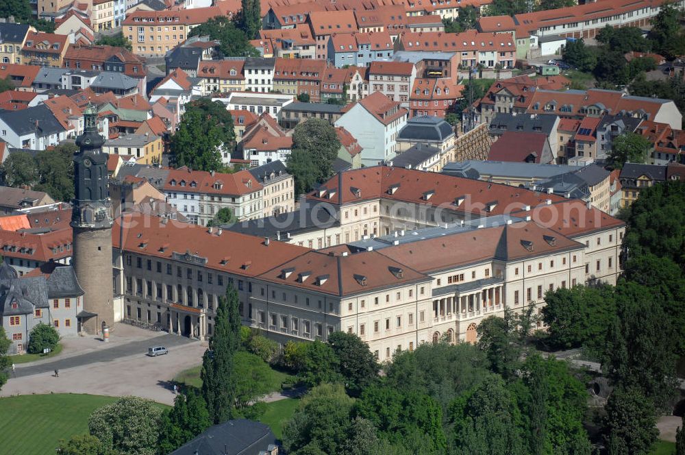 WEIMAR from above - Blick auf das Weimarer Stadtschloss (auch Residenzschloss genannt). Das Schloss ist Teil des UNESCO-Weltkulturerbes „ Klassisches Weimar “ und seit Ende 2008 im Eigentum der Klassik Stiftung Weimar, mit Ausnahme des Gebäudeensembles der Bastille, das der Stiftung Thüringer Schlösser und Gärten gehört. View of the Weimar City Palace . The castle is a UNESCO World Heritage Site Classical Weimar since the end of 2008 and the property of the Weimar Classics Foundation.