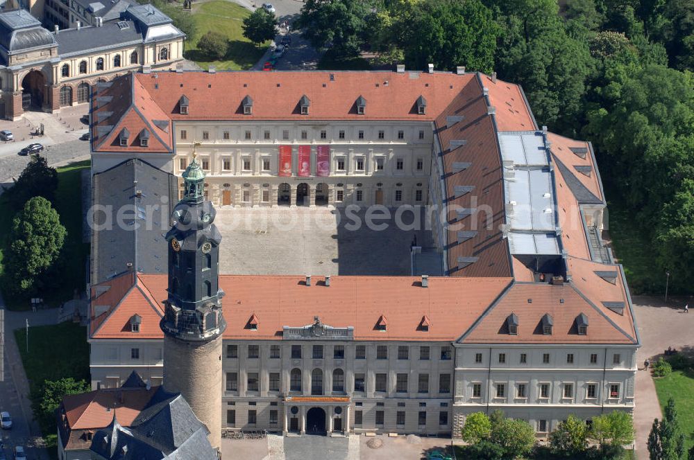 WEIMAR from the bird's eye view: Blick auf das Weimarer Stadtschloss (auch Residenzschloss genannt). Das Schloss ist Teil des UNESCO-Weltkulturerbes „ Klassisches Weimar “ und seit Ende 2008 im Eigentum der Klassik Stiftung Weimar, mit Ausnahme des Gebäudeensembles der Bastille, das der Stiftung Thüringer Schlösser und Gärten gehört. View of the Weimar City Palace . The castle is a UNESCO World Heritage Site Classical Weimar since the end of 2008 and the property of the Weimar Classics Foundation.