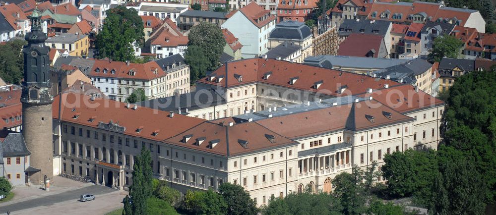 WEIMAR from above - Blick auf das Weimarer Stadtschloss (auch Residenzschloss genannt). Das Schloss ist Teil des UNESCO-Weltkulturerbes „ Klassisches Weimar “ und seit Ende 2008 im Eigentum der Klassik Stiftung Weimar, mit Ausnahme des Gebäudeensembles der Bastille, das der Stiftung Thüringer Schlösser und Gärten gehört. View of the Weimar City Palace . The castle is a UNESCO World Heritage Site Classical Weimar since the end of 2008 and the property of the Weimar Classics Foundation.