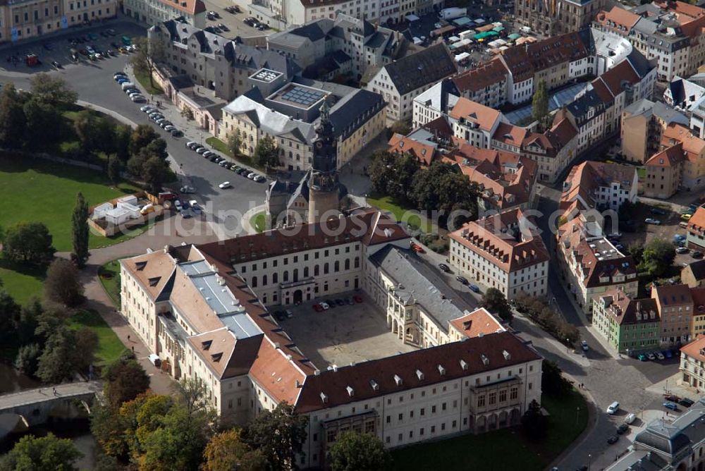 Aerial image Weimar - Blick auf das Weimarer Stadtschloss, das zwischen 1789 und 1803 erbaut wurde. Der Schlossturm und die Bastille stammen von Vorgängerbauten aus dem 15. Jahrhundert. Als Teil des Denkmalensembles Weimarer Klassik steht sie auf der UNESCO-Welterbe-Liste. Anschrift: Schlossverwaltung Weimar, Burgplatz 4, 99423 Weimar; Tel.: 0 36 43/54 59 81