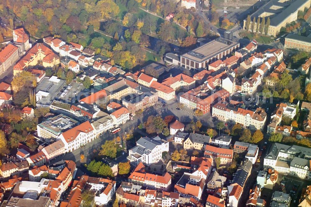 Weimar from the bird's eye view: : Blick auf die Weimarer Altstadt im Bereich der Liebknechtstraße. Mit der Weimarhalle und dem Weimarhallenpark.