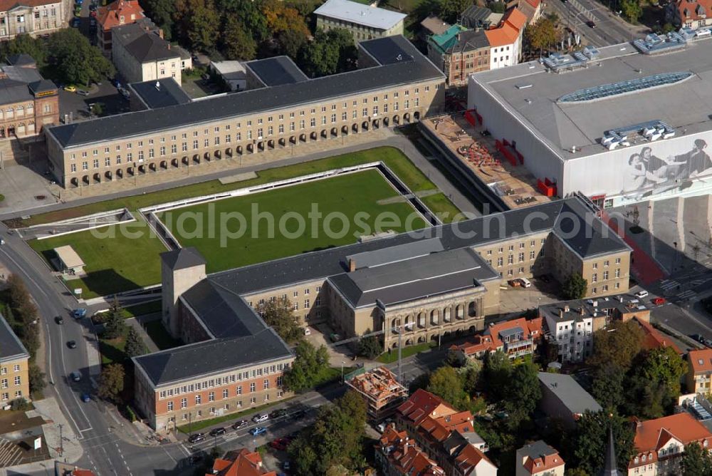 Aerial photograph Weimar - Blick auf den Weimarplatz unter dem sich eine Tiefgarage verbirgt. Um den Platz befinden sich die Gebäude des Landesverwaltungsamtes Thüringen und das Einkaufscenter Atrium.