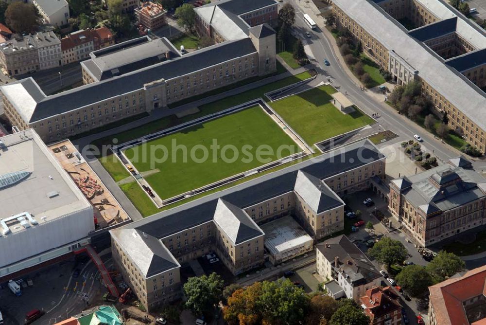 Weimar from above - Blick auf den Weimarplatz unter dem sich eine Tiefgarage verbirgt. Um den Platz befinden sich die Gebäude des Landesverwaltungsamtes Thüringen und das Einkaufscenter Atrium.