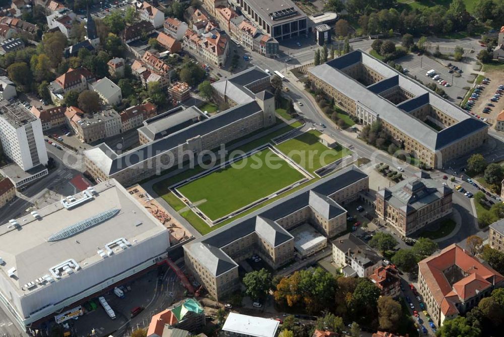 Weimar from the bird's eye view: Blick auf den Weimarplatz unter dem sich eine Tiefgarage verbirgt. Um den Platz befinden sich die Gebäude des Landesverwaltungsamtes Thüringen und das Einkaufscenter Atrium.