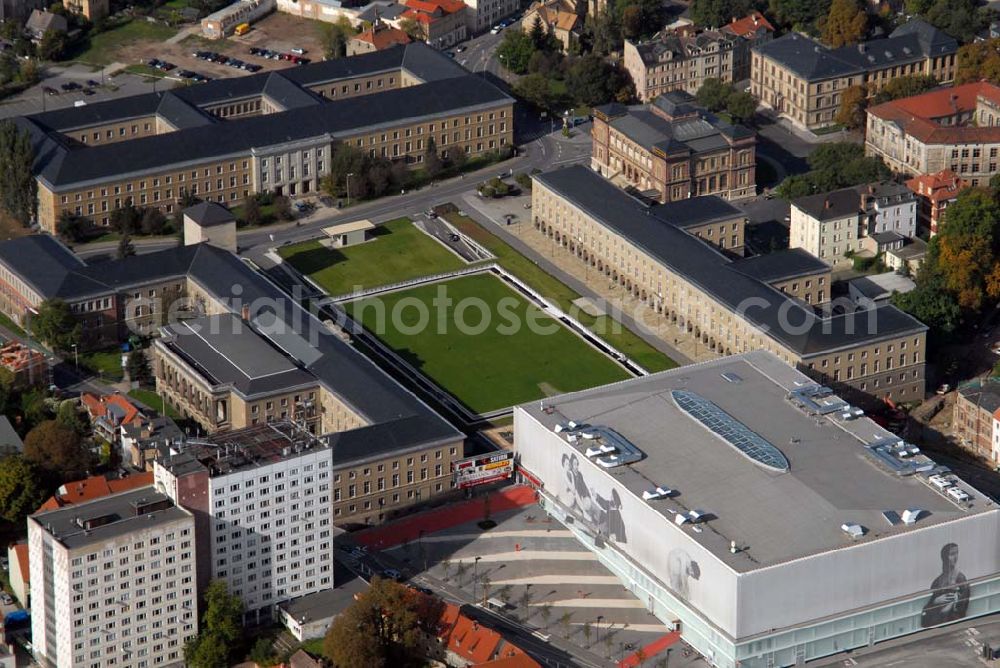 Weimar from above - Blick auf den Weimarplatz unter dem sich eine Tiefgarage verbirgt. Um den Platz befinden sich die Gebäude des Landesverwaltungsamtes Thüringen und das Einkaufscenter Atrium.