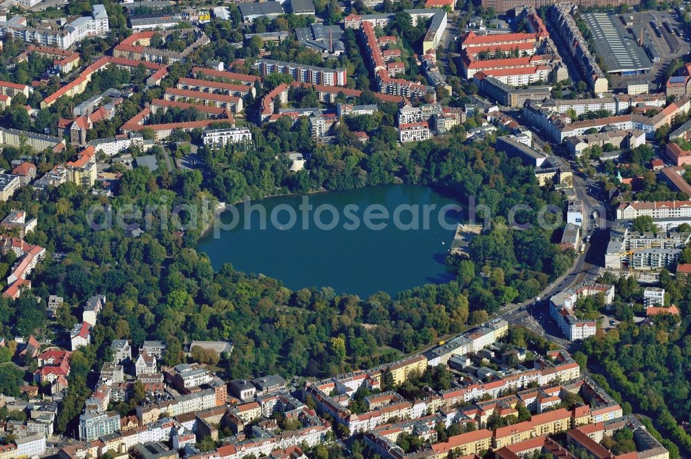 Berlin from above - The White Lake is a lake in the district of Weissensee in the Berlin district of Pankow. Around the lake there is the Weissensee Park. On its banks there is a boat rental station and the historic Milchhaeuschen. At the eastern end of the lake, beach days Weissensee, located on the street of the village church Weissensee Berliner Allee, the oldest building in the old village of the district Weissensee