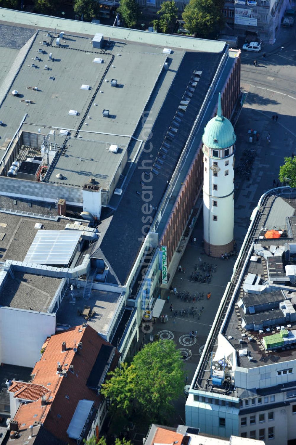 Aerial image Darmstadt - Der Weiße Turm in Darmstadt gehörte zur Stadtbefestigung und diente als Wehrturm. Er diente Der Turm wurde mehrmals zerstört, doch auch wieder aufgebaut. Er diente unter an derem als Gefängnis, als Glockenturm und heute als Galerie. Er wird vom Freundeskreis Weißer Turm e.V. verwaltet, welcher dort Ausstellungen, Lesungen und an dere kulturelle Veranstaltungen durchführt. The white tower of Darmstadt was a part of the town wall. The Tower was destroyed and restaurated serveral times. It was used as a fortified tower, a prison, belfry and nowadays as a galery. It is adminstrated by the Freundeskreis Weisser Turm e.V.. Exibitions, readings and other cultural events take place in the tower.