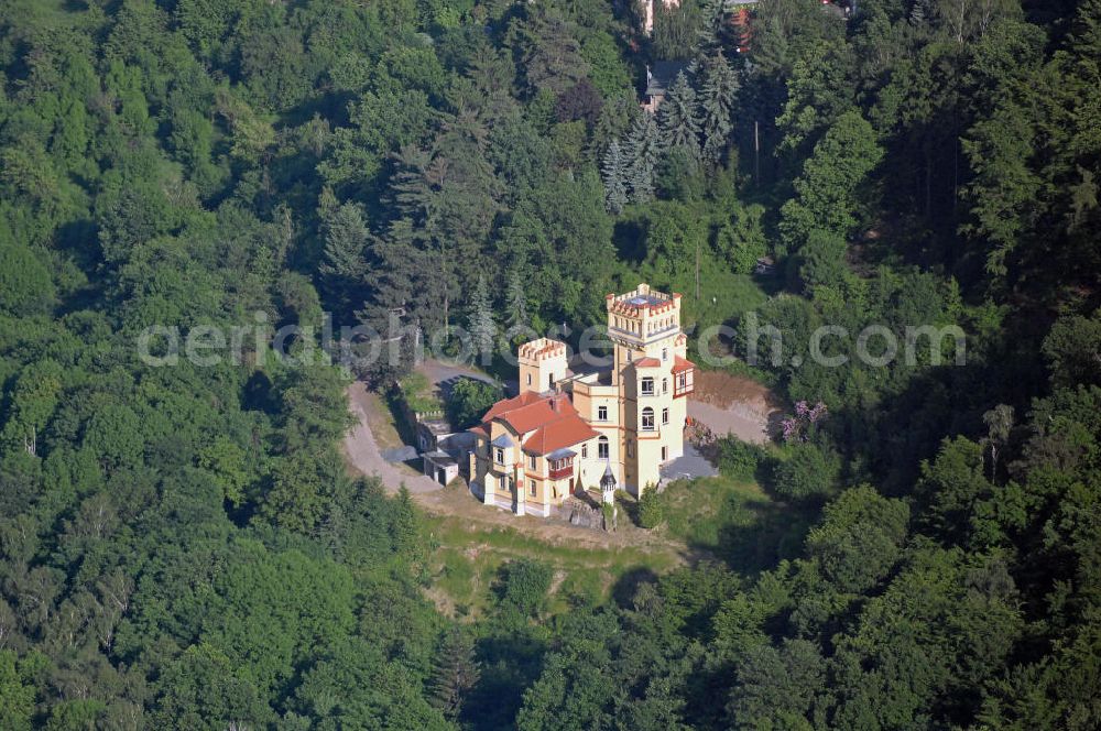 Aerial photograph Cossebaude - Das Weiße Schloss in der Ortschaft Cossebaude bei Dresden. Es wurde 1890 als Villa eines Fabrikanten erbaut. Im Schlosspark steht die mächtigste Rotbuche Dresdens - 200 Jahre alt und mit 6,5 Metern Stammumfang - ein Naturdenkmal. The White Castle in the village Cossebaude near Dresden.