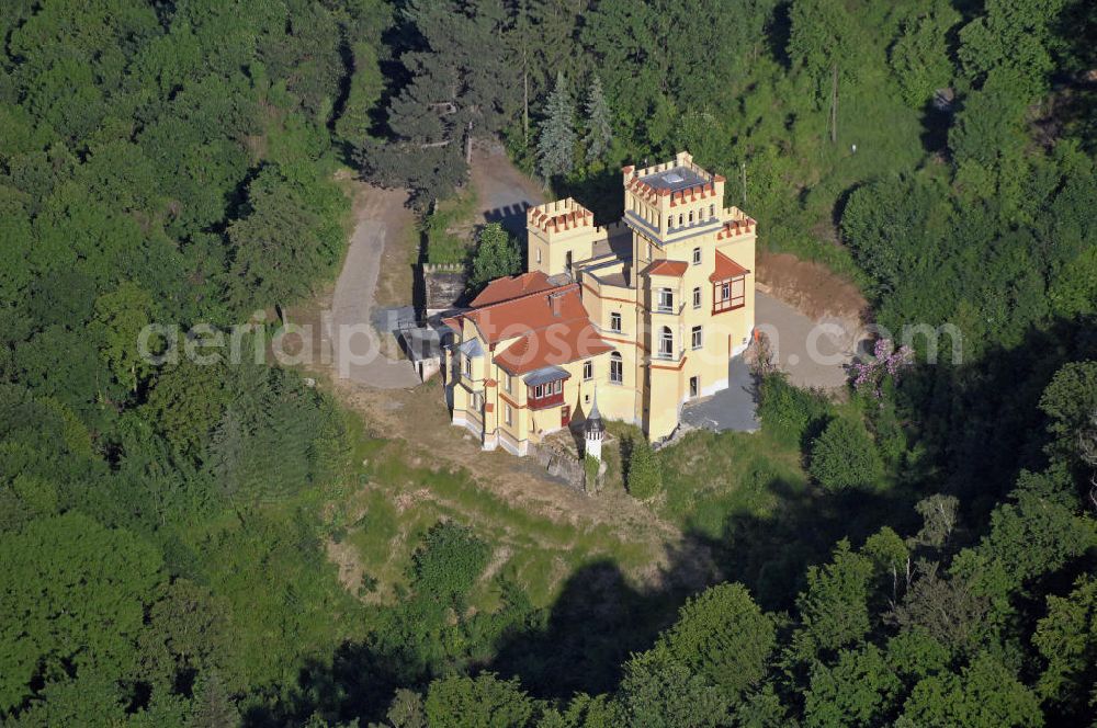 Cossebaude from above - Das Weiße Schloss in der Ortschaft Cossebaude bei Dresden. Es wurde 1890 als Villa eines Fabrikanten erbaut. Im Schlosspark steht die mächtigste Rotbuche Dresdens - 200 Jahre alt und mit 6,5 Metern Stammumfang - ein Naturdenkmal. The White Castle in the village Cossebaude near Dresden.