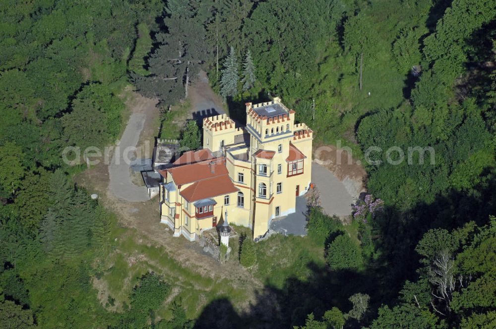 Cossebaude from the bird's eye view: Das Weiße Schloss in der Ortschaft Cossebaude bei Dresden. Es wurde 1890 als Villa eines Fabrikanten erbaut. Im Schlosspark steht die mächtigste Rotbuche Dresdens - 200 Jahre alt und mit 6,5 Metern Stammumfang - ein Naturdenkmal. The White Castle in the village Cossebaude near Dresden.