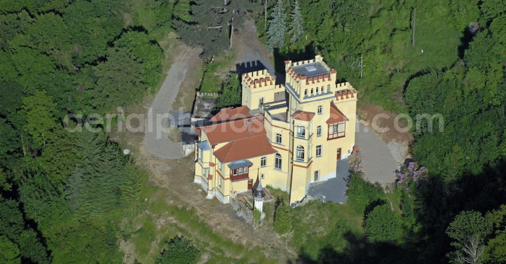 Aerial image Cossebaude - Das Weiße Schloss in der Ortschaft Cossebaude bei Dresden. Es wurde 1890 als Villa eines Fabrikanten erbaut. Im Schlosspark steht die mächtigste Rotbuche Dresdens - 200 Jahre alt und mit 6,5 Metern Stammumfang - ein Naturdenkmal. The White Castle in the village Cossebaude near Dresden.