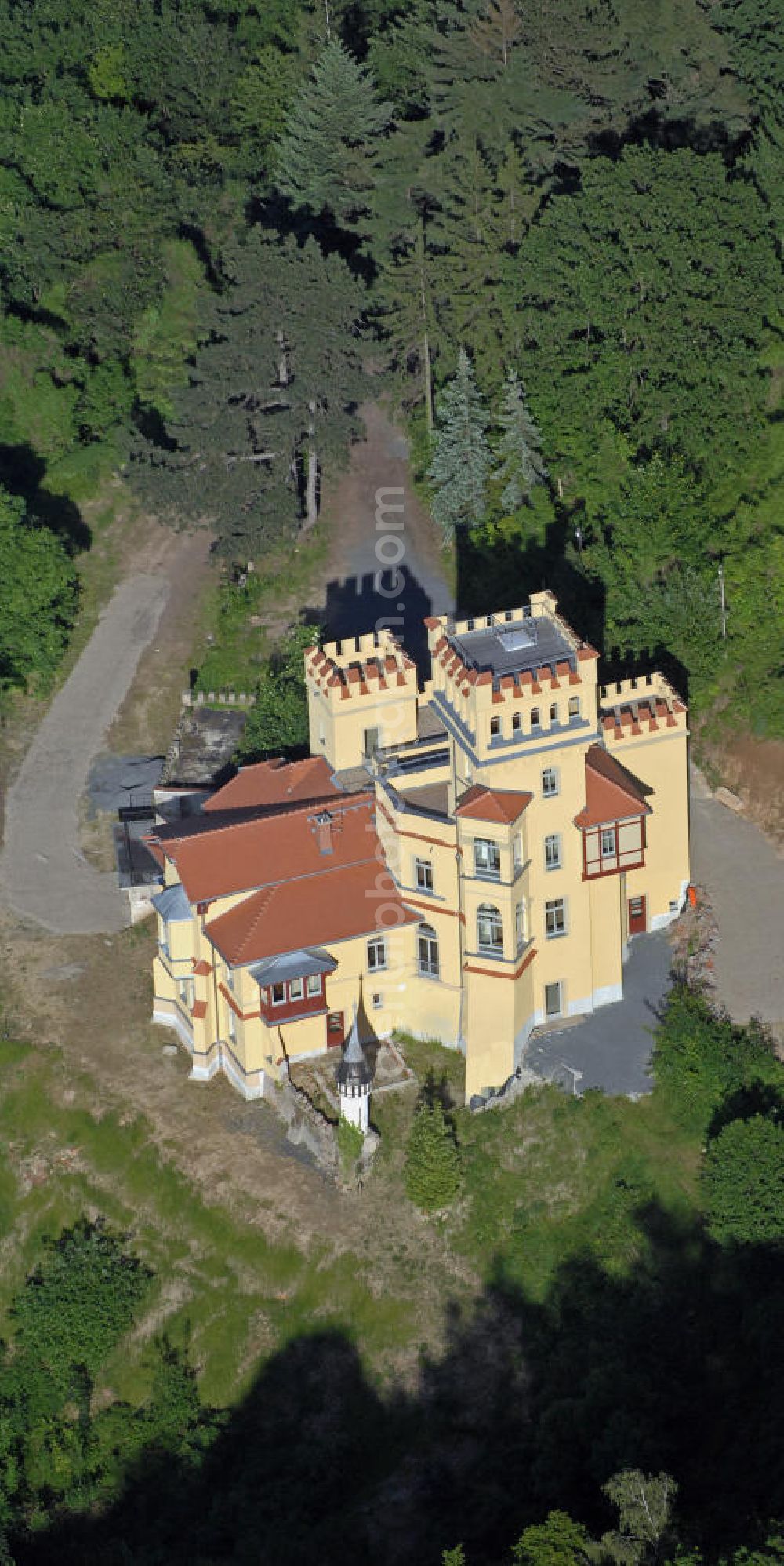 Aerial photograph Cossebaude - Das Weiße Schloss in der Ortschaft Cossebaude bei Dresden. Es wurde 1890 als Villa eines Fabrikanten erbaut. Im Schlosspark steht die mächtigste Rotbuche Dresdens - 200 Jahre alt und mit 6,5 Metern Stammumfang - ein Naturdenkmal. The White Castle in the village Cossebaude near Dresden.