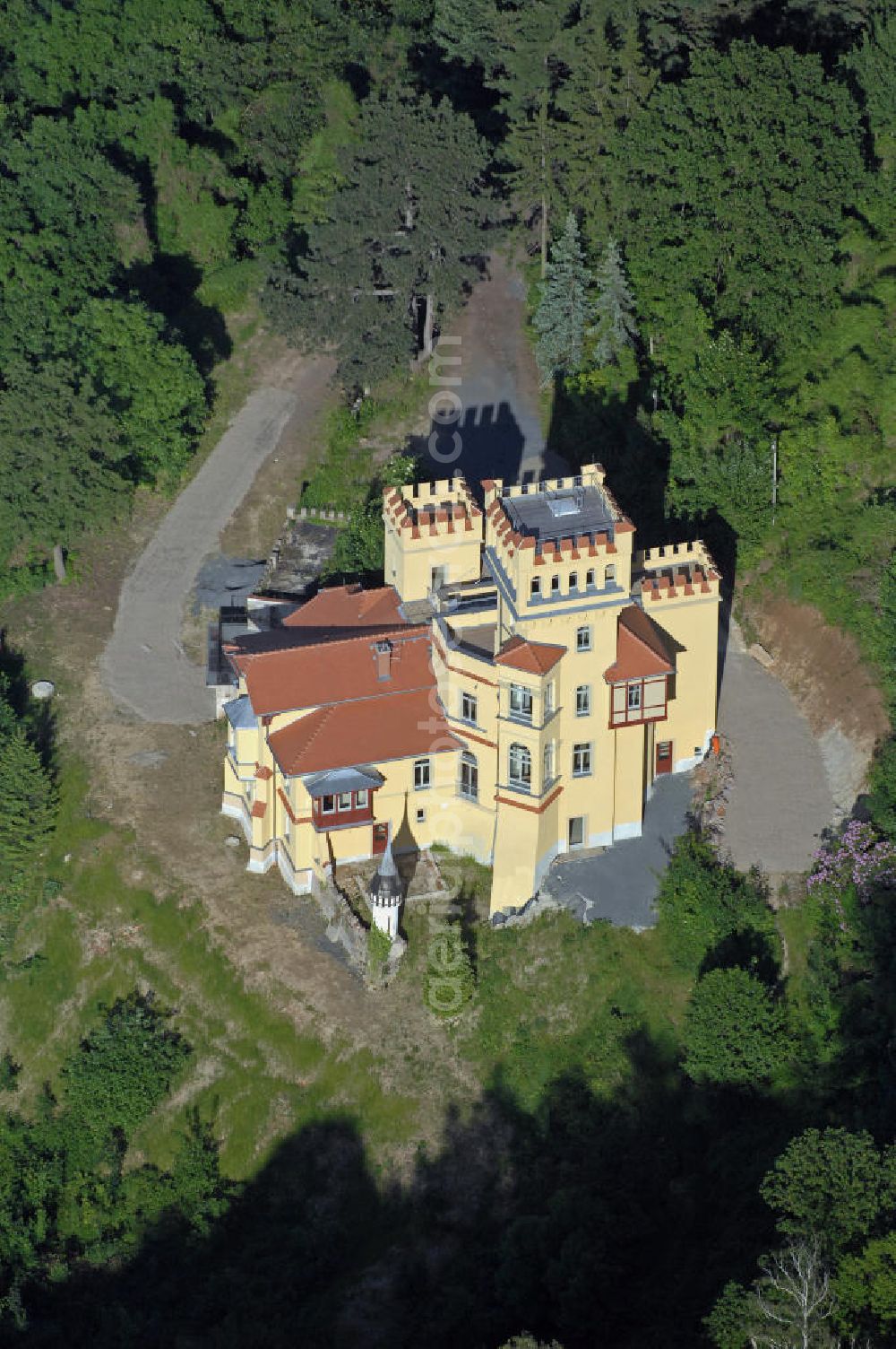 Cossebaude from above - Das Weiße Schloss in der Ortschaft Cossebaude bei Dresden. Es wurde 1890 als Villa eines Fabrikanten erbaut. Im Schlosspark steht die mächtigste Rotbuche Dresdens - 200 Jahre alt und mit 6,5 Metern Stammumfang - ein Naturdenkmal. The White Castle in the village Cossebaude near Dresden.