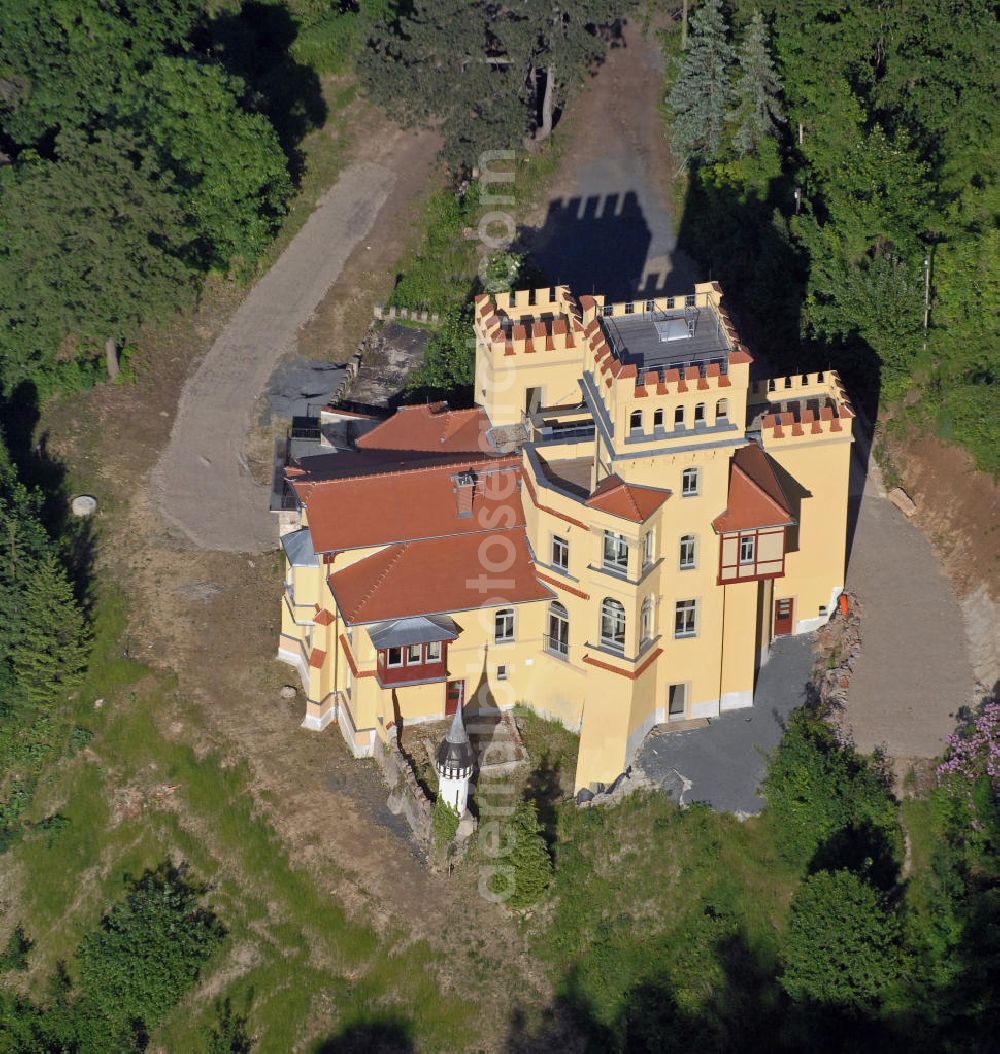 Cossebaude from the bird's eye view: Das Weiße Schloss in der Ortschaft Cossebaude bei Dresden. Es wurde 1890 als Villa eines Fabrikanten erbaut. Im Schlosspark steht die mächtigste Rotbuche Dresdens - 200 Jahre alt und mit 6,5 Metern Stammumfang - ein Naturdenkmal. The White Castle in the village Cossebaude near Dresden.