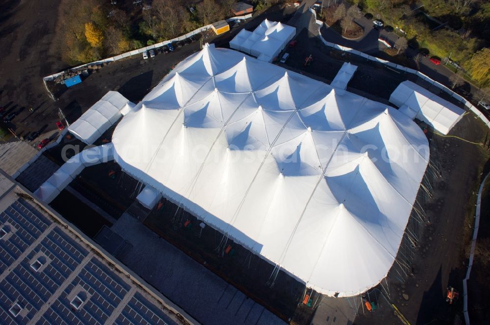 Göttingen from the bird's eye view: White event tent and tent city to host the Coparts Auto Parts GmbH in Goettingen in Lower Saxony