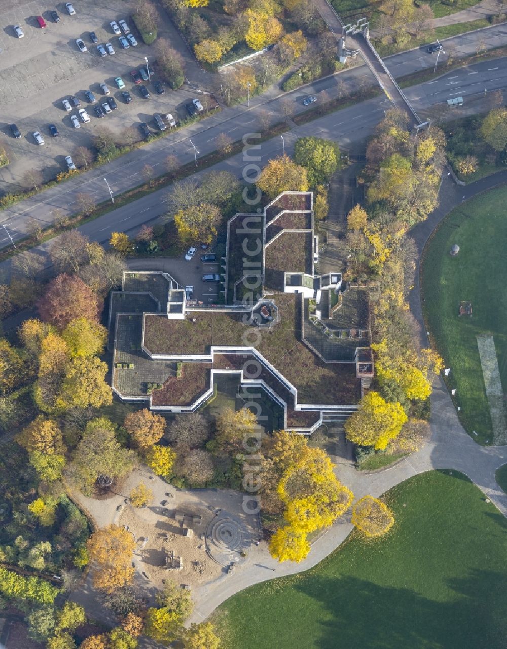 Mülheim an der Ruhr from above - View of the Heinrich Thoene Community college at Bergstrasse in Muelheim an der Ruhr in the state North Rhine-Westphalia, a place for andvanced training and courses on the grounds of the autumnal MueGa-Park