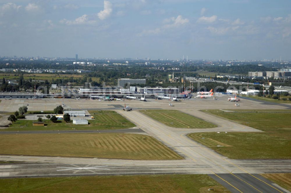 Berlin from the bird's eye view: Blick auf die Abfertigungshalle am Flughafen Berlin-Schönefeld. Wenn der Flughafen BBI in absehbarer Zeit in Betrieb geht, wird dieser noch aus INTERFLUG-Zeiten stammende Bereich überflüssig. Im Gespräch ist eine Weiternutzung / Umbau des Abfertigungsbereiches zum Empfangsbereich für die Regierungsfliegerstaffel der Bundesregierung.