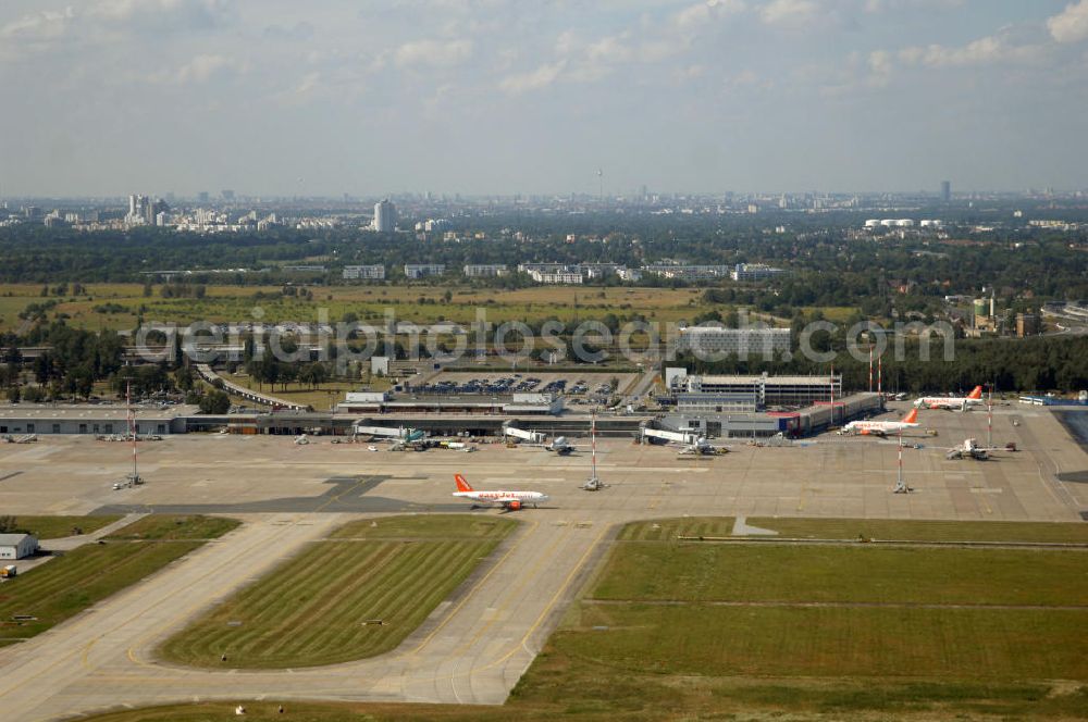 Aerial image Berlin - Blick auf die Abfertigungshalle am Flughafen Berlin-Schönefeld. Wenn der Flughafen BBI in absehbarer Zeit in Betrieb geht, wird dieser noch aus INTERFLUG-Zeiten stammende Bereich überflüssig. Im Gespräch ist eine Weiternutzung / Umbau des Abfertigungsbereiches zum Empfangsbereich für die Regierungsfliegerstaffel der Bundesregierung.