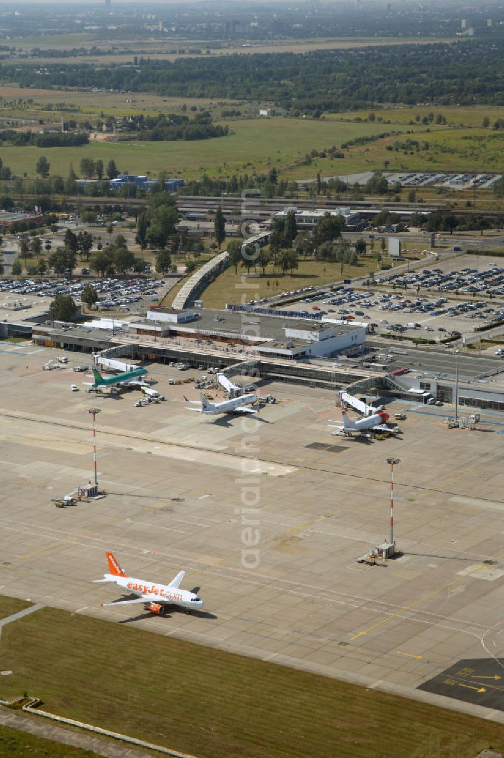 Aerial photograph Berlin - Blick auf die Abfertigungshalle am Flughafen Berlin-Schönefeld. Wenn der Flughafen BBI in absehbarer Zeit in Betrieb geht, wird dieser noch aus INTERFLUG-Zeiten stammende Bereich überflüssig. Im Gespräch ist eine Weiternutzung / Umbau des Abfertigungsbereiches zum Empfangsbereich für die Regierungsfliegerstaffel der Bundesregierung.