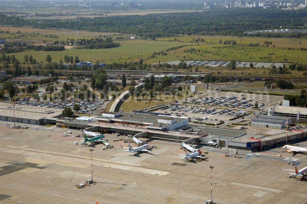 Berlin from above - Blick auf die Abfertigungshalle am Flughafen Berlin-Schönefeld. Wenn der Flughafen BBI in absehbarer Zeit in Betrieb geht, wird dieser noch aus INTERFLUG-Zeiten stammende Bereich überflüssig. Im Gespräch ist eine Weiternutzung / Umbau des Abfertigungsbereiches zum Empfangsbereich für die Regierungsfliegerstaffel der Bundesregierung.