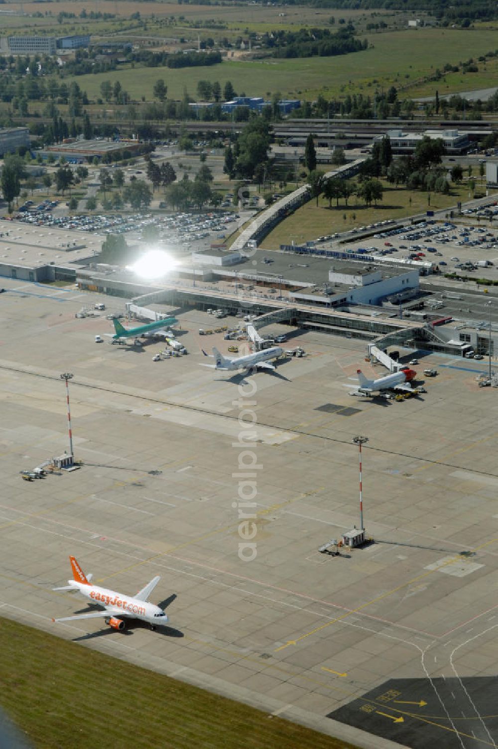 Berlin from the bird's eye view: Blick auf die Abfertigungshalle am Flughafen Berlin-Schönefeld. Wenn der Flughafen BBI in absehbarer Zeit in Betrieb geht, wird dieser noch aus INTERFLUG-Zeiten stammende Bereich überflüssig. Im Gespräch ist eine Weiternutzung / Umbau des Abfertigungsbereiches zum Empfangsbereich für die Regierungsfliegerstaffel der Bundesregierung.