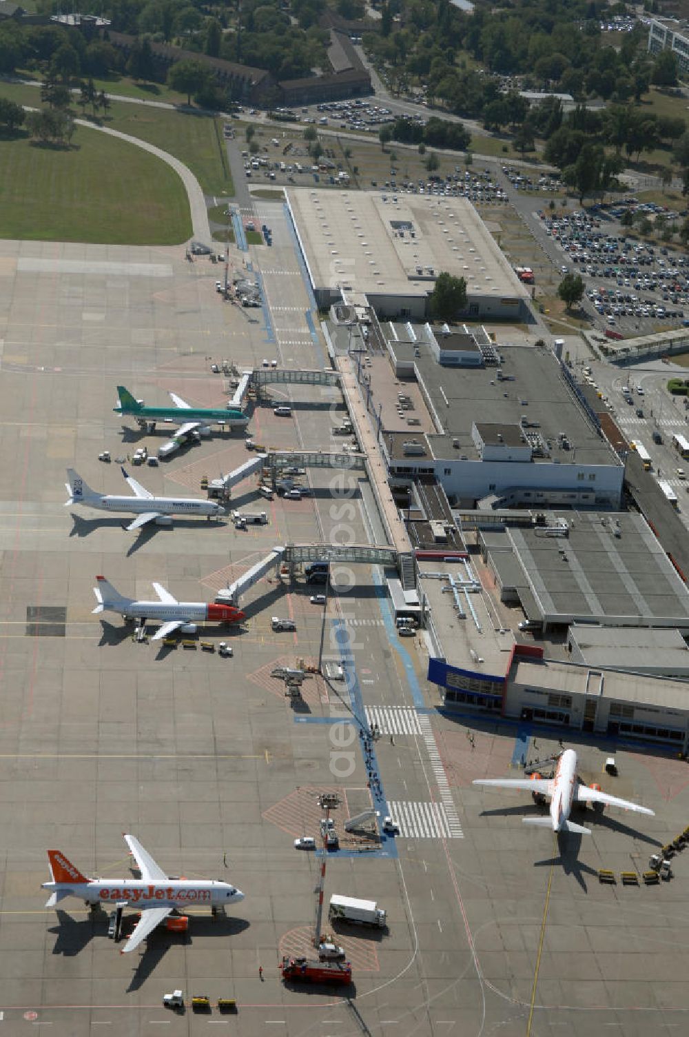 Aerial image Berlin - Blick auf die Abfertigungshalle am Flughafen Berlin-Schönefeld. Wenn der Flughafen BBI in absehbarer Zeit in Betrieb geht, wird dieser noch aus INTERFLUG-Zeiten stammende Bereich überflüssig. Im Gespräch ist eine Weiternutzung / Umbau des Abfertigungsbereiches zum Empfangsbereich für die Regierungsfliegerstaffel der Bundesregierung.